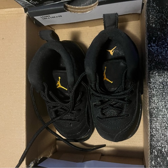 Barely worn shoes from my son he no longer fits size 5c - Picture 2 of 4